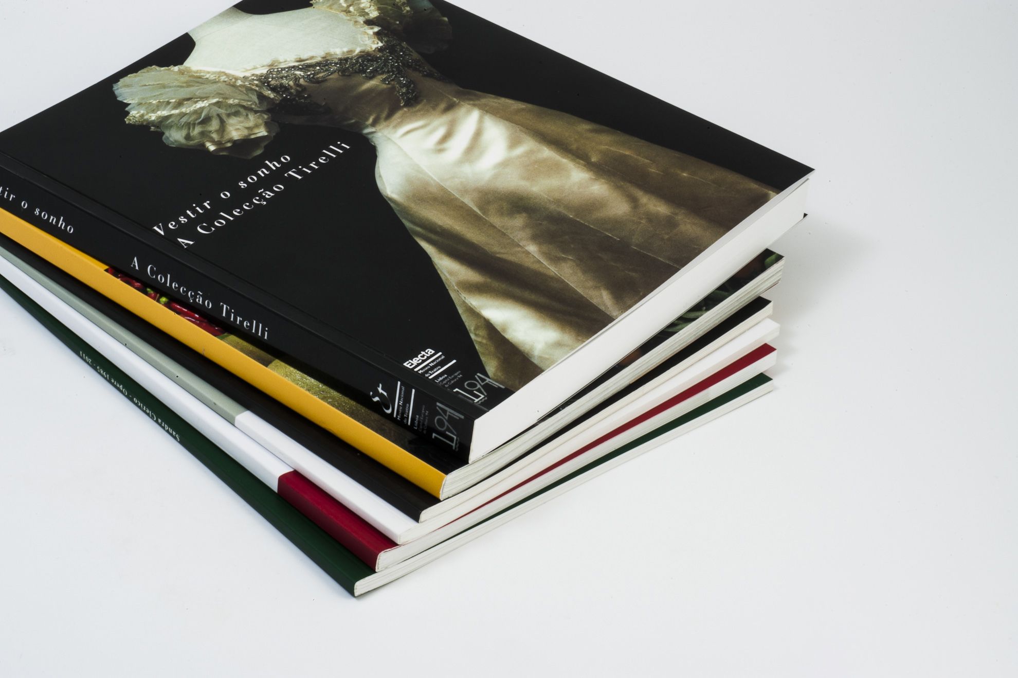 Cataloghi e libri in brossura professionali con stampa e rilegatura di qualità premium. La pila presenta vari formati adatti a editori, fotografi e aziende. Include opzioni di finitura plastificazione e filorefe per i vostri progetti di stampa personalizzati.