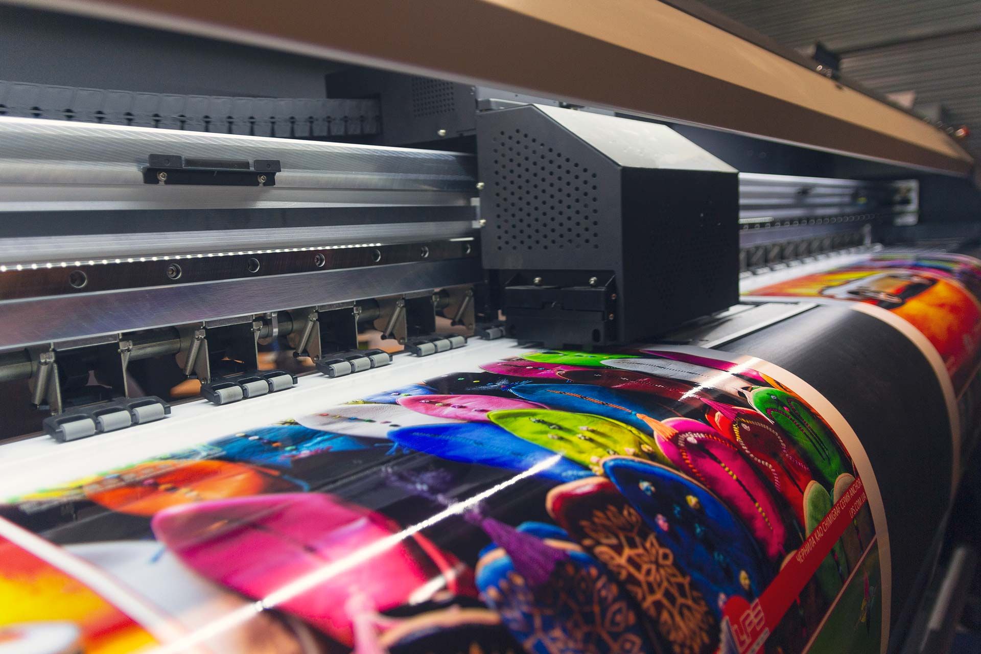 La nostra tecnologia avanzata di stampa digitale grande formato produce articoli personalizzati con colori vivaci di qualità professionale. Dai striscioni e poster personalizzati alle stampe specializzate, combiniamo la stampa di precisione con prezzi accessibili. Configura il tuo progetto di stampa digitale online con Sprint24 per risultati superiori.