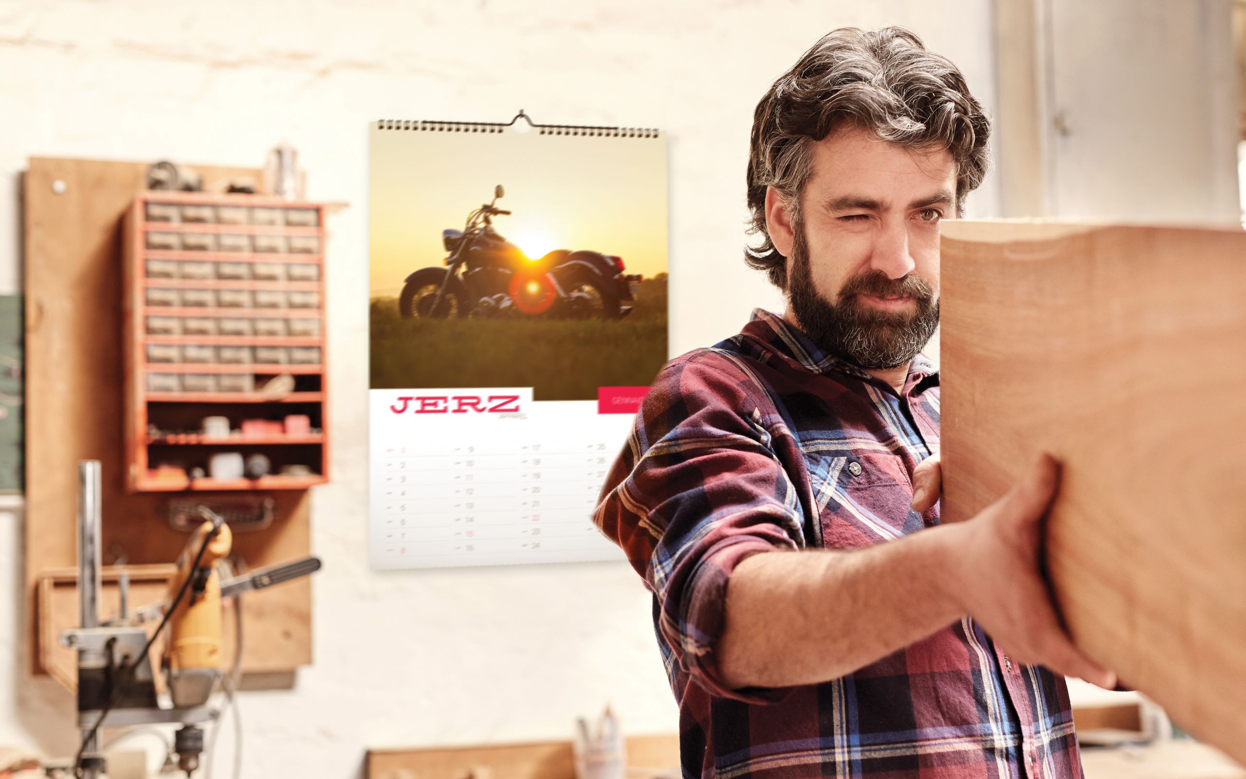 Professionista che mostra calendari murali e da scrivania per branding aziendale. Sprint24.