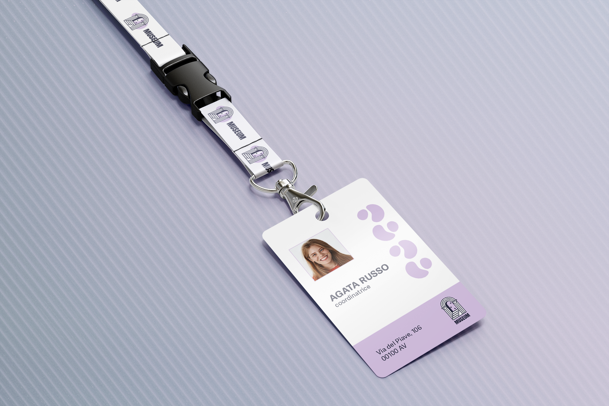 Badge d'identificazione professionale stampato con foto personalizzata, nome e design adattato al tuo marchio, con cordoncino allegato e gancio in metallo. Perfetto per eventi, conferenze o controllo degli accessi. Crea badge resistenti e laminati personalizzabili in ogni dettaglio.