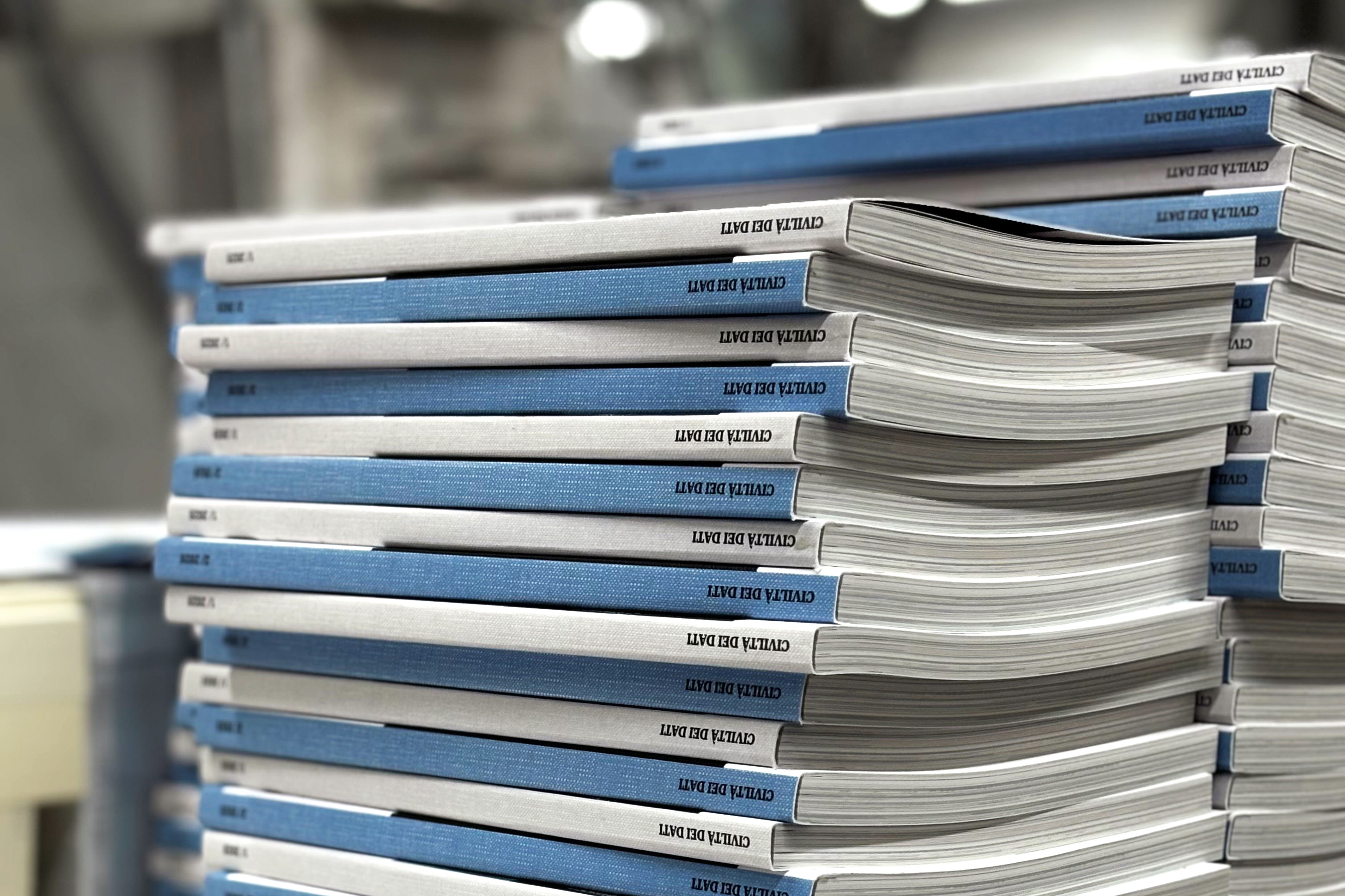 La nostra stampa digitale di libri produce libri rilegati di qualità professionale con copertine personalizzabili e rilegatura resistente. Perfetto per l'autopubblicazione, rapporti aziendali ed edizioni limitate. Crea libri stampati senza tempo ed economici online con personalizzazione a colori completa.