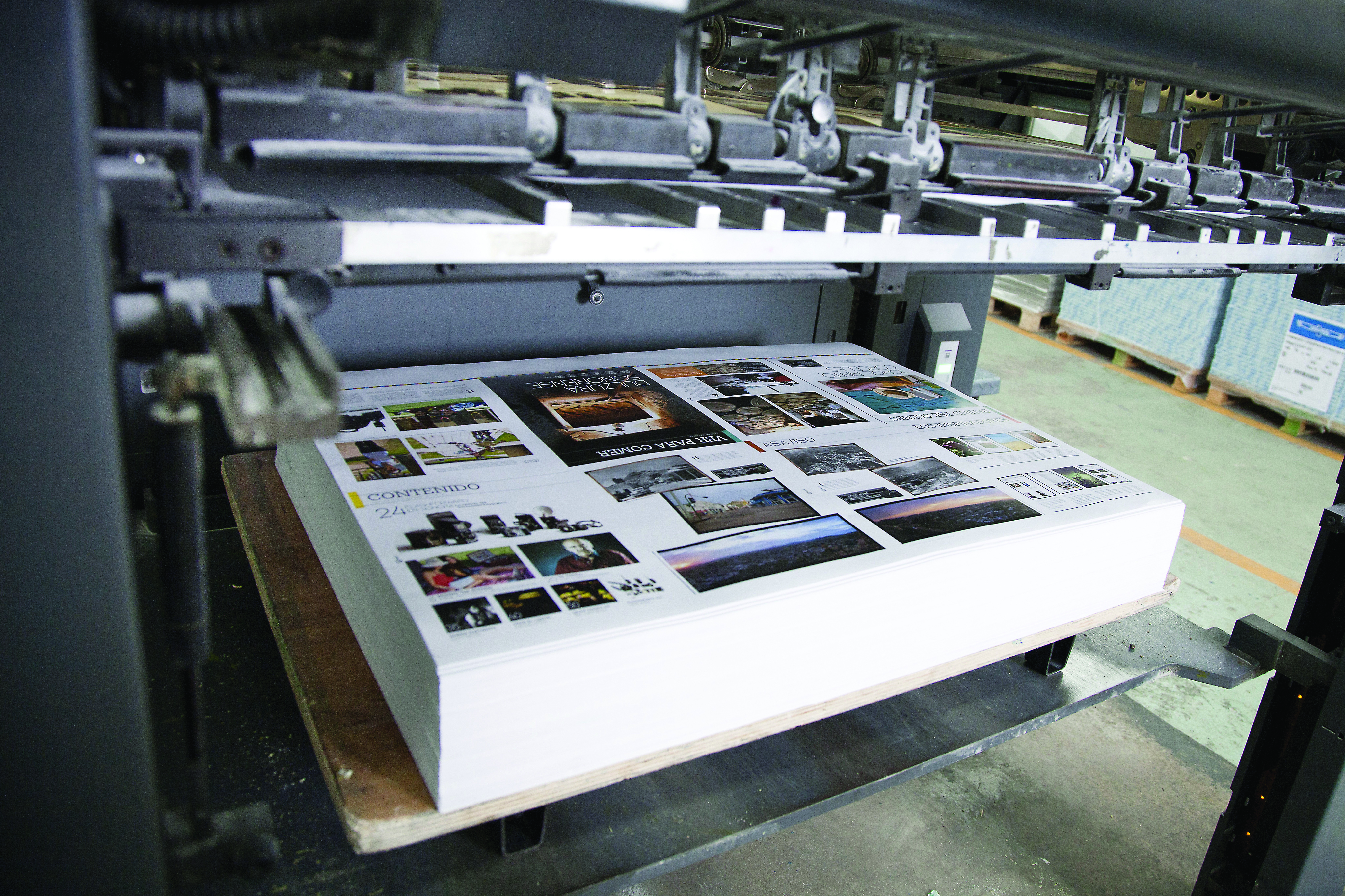 Pressa offset professionale in piena produzione di pagine di libri in alta tiratura. Questa tecnologia avanzata offre una qualità superiore e una precisione dei colori costante sui grandi tiraggi, rendendola ideale per un'editoria di libri e una produzione di riviste convenienti su larga scala.