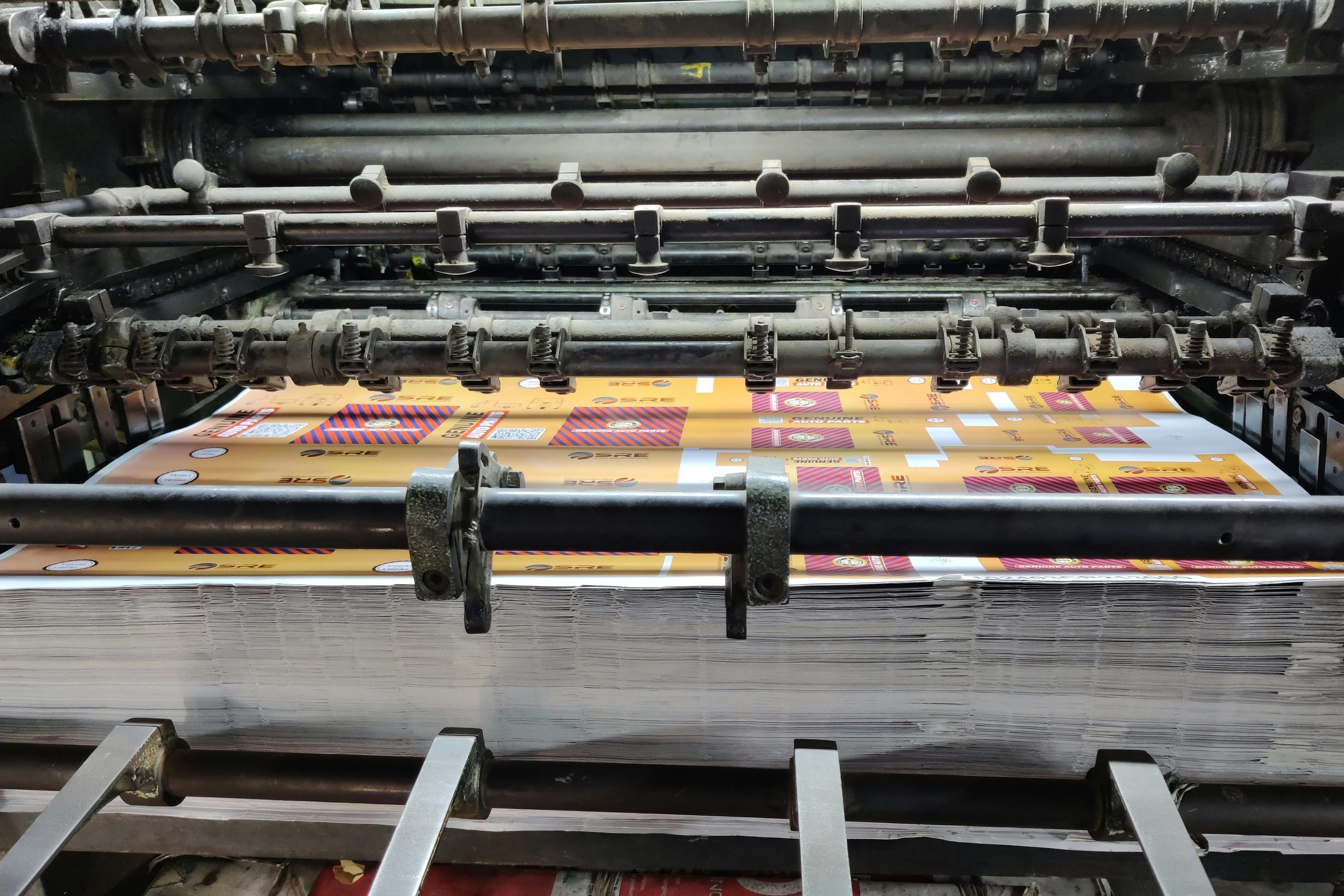 Macchina stampa offset industriale Heidelberg produzione completa copertine libri multicolore stampa. Sprint24.