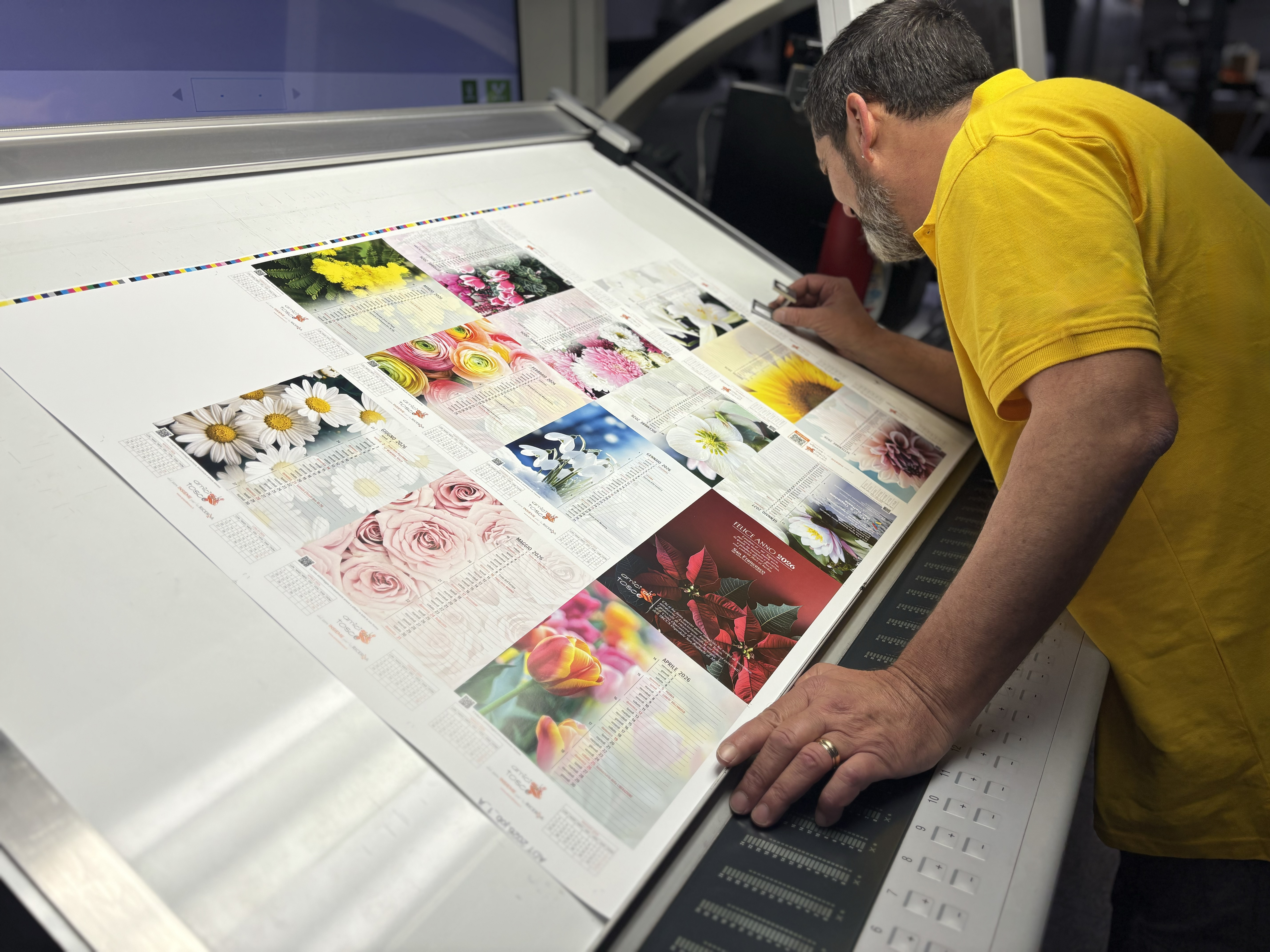 Macchina stampa offset Heidelberg con fogli a colori operatore controlla riproduzione cromatica. Sprint24.