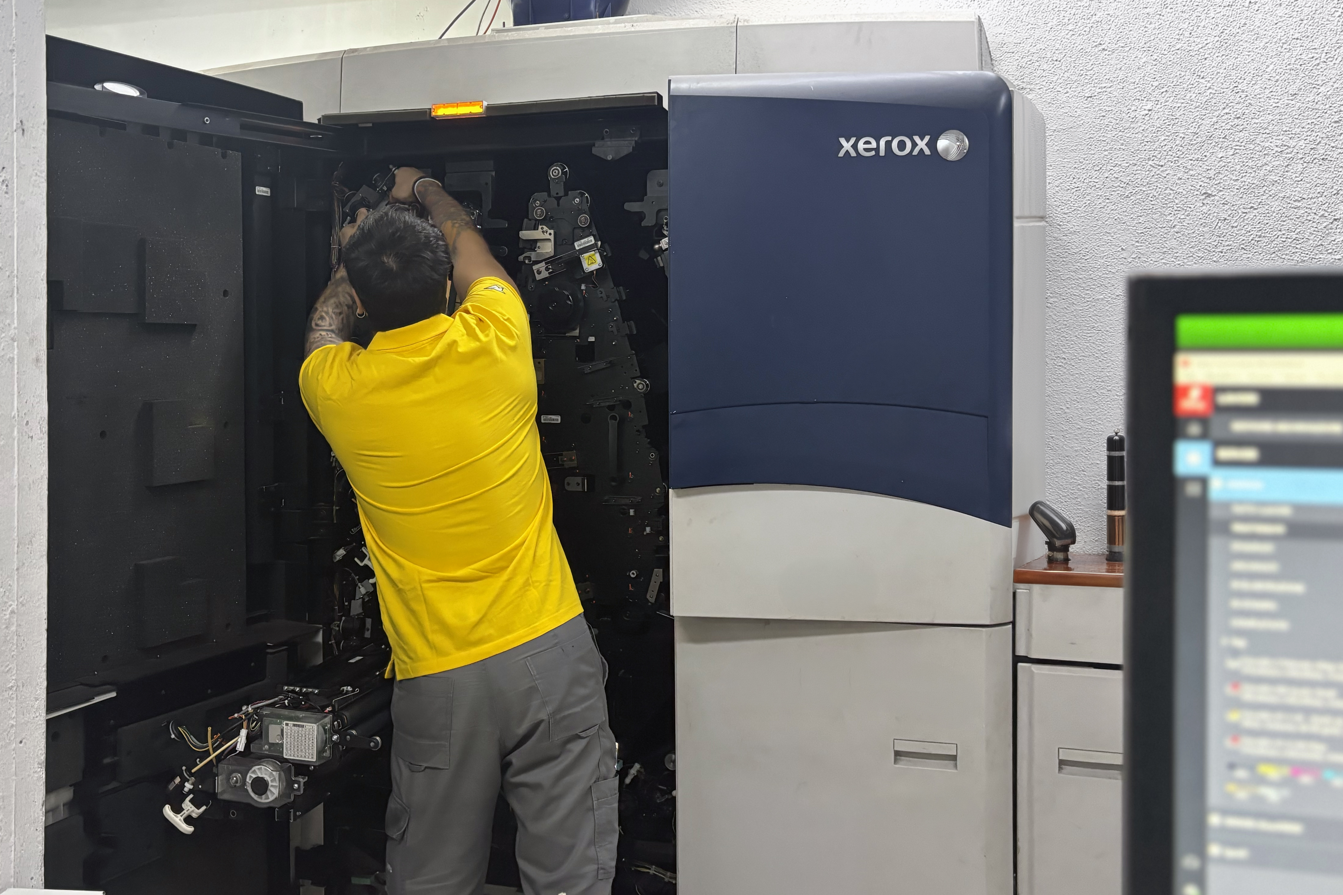I tecnici professionali mantengono attrezzature di stampa Xerox digitale avanzate per garantire una qualità di output superiore per la produzione di libri personalizzati. Le nostre macchine da stampa digitale economiche e personalizzabili offrono libri stampati senza tempo e resistenti con eccezionale precisione del colore e durabilità. Il supporto tecnico esperto garantisce la stampa di libri di…