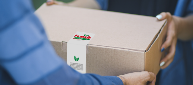 Adesivi quadrati multicolori applicati su scatole di cartone dimostrano un branding efficace e la decorazione del prodotto. Queste etichette in carta personalizzate illustrano come gli adesivi su misura migliorano la visibilità e creano un impatto di marketing professionale.