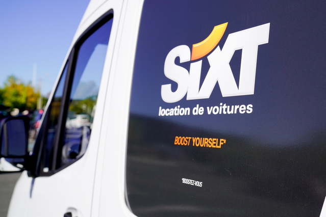 Questo adesivo professionale per furgone mostra il branding personalizzato di alta qualità su un veicolo commerciale, dimostrando la durabilità e l'impatto visivo del servizio di stampa Sprint24. Perfetti per flotte aziendali, veicoli di consegna e branding aziendale, i nostri adesivi per furgone offrono colori vibranti e materiali resistenti alle intemperie. Trasforma il tuo veicolo in una pubbl…