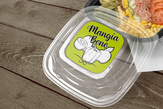 Un adesivo circolare brandizzato applicato su un contenitore alimentare trasparente, mostrando la personalizzazione professionale degli adesivi per scatole. Etichette personalizzate migliorano la presentazione del prodotto e stabiliscono l'identità del brand per aziende alimentari, ideali per packaging da asporto e soluzioni retail.