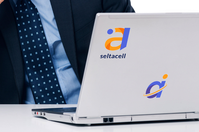 Un logo aziendale 'Seltacell' personalizzato applicato come adesivo prespaziato su un laptop argento, con un uomo d'affari in giacca e cravatta sullo sfondo. Sprint24 stampa adesivi prespaziati personalizzati per laptop e branding aziendale — perfetti per identità corporate, gadget per dipendenti e omaggi promozionali.