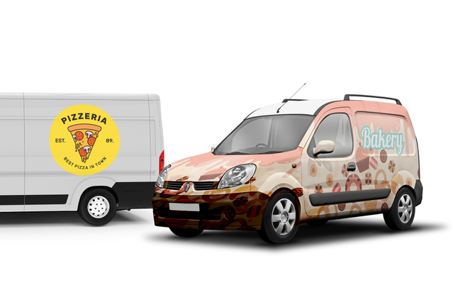 Due veicoli rivestiti che mostrano design in PVC adesivo personalizzati per il branding commerciale. L'immagine mostra un furgone bianco con logo di pizzeria e un furgone di consegna rosso con grafica di ristorante, dimostrando come l'avvolgimento adesivo trasforma i veicoli in pubblicità mobile.