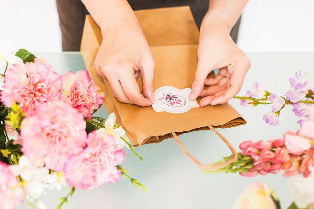Adesivi sagomati in carta con il tuo logo di marchio, presentati in confezione kraft premium. Distribuisci ai tuoi clienti come biglietti da visita originali o materiali marketing professionali con forme personalizzate.