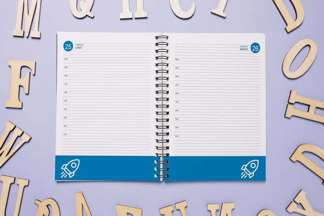 Agenda spirale giornaliera aperta banner blu razzi e sezioni orarie. 336 pagine educativo Sprint24.