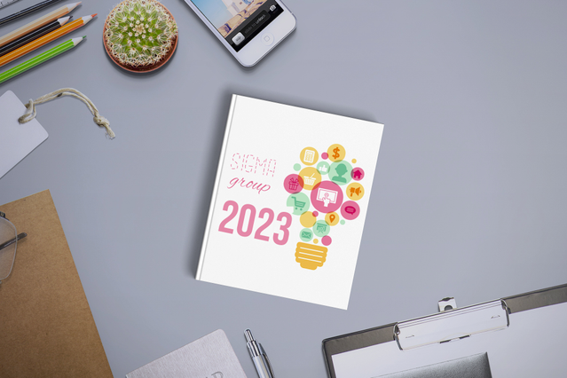 Questa agenda cartonata personalizzata presenta un design floreale vibrante su una copertina in cartone bianco di qualità premium, perfetta per le agende cartonate di lusso. La costruzione in cartone rigido e l'estetica elegante la rendono la scelta ideale per chi cerca un'agenda personalizzabile di alta qualità per la pianificazione quotidiana o settimanale.
