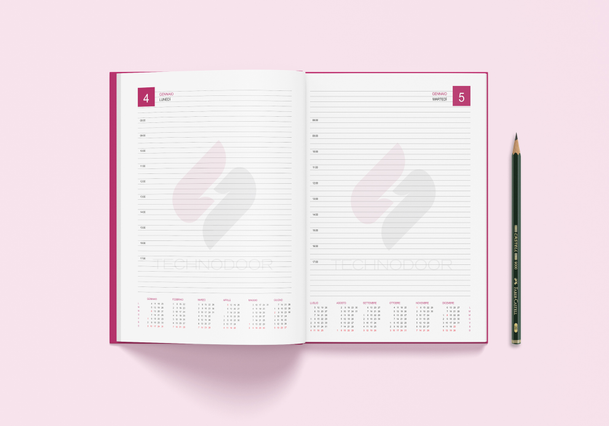 Un'agenda cartonata giornaliera aperta con doppia pagina una-giornata-per-pagina, intestazioni date rosa, fasce orarie, logo in filigrana e mini-calendario mensile in basso, con matita accanto su sfondo rosa. Ideale per aziende e professionisti che cercano agende cartonate giornaliere personalizzate (2 formati, layout completamente personalizzabile in testi e colori) che combinano elegante qualit…