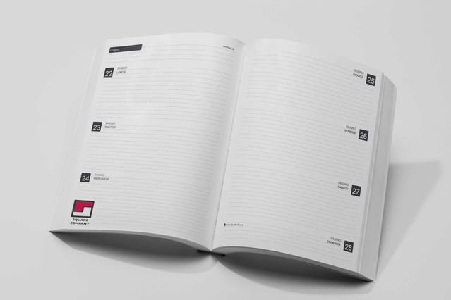 Agenda filorefe settimanale aperta sette sezioni rigate e logo quadrato rosso Square Company. 128 pagine Sprint24.