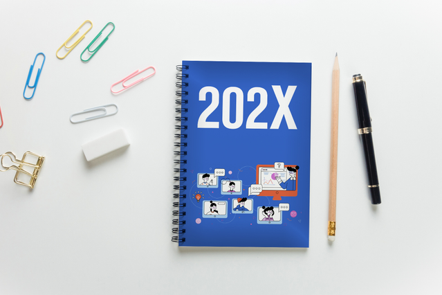 Un'agenda con rilegatura a spirale metallica e copertina blu illustrata posata su una scrivania bianca con matita, penna e fermagli colorati. Il design personalizzabile della copertina mostra il potenziale promozionale delle agende a spirale personalizzate. Ideale per aziende, uffici e privati che cercano un planner giornaliero pratico e di stile.