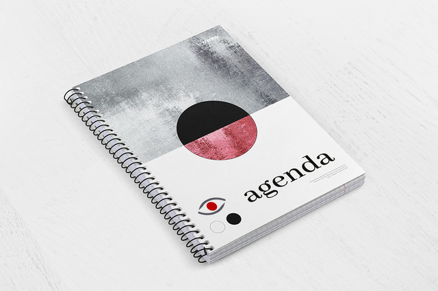 Agenda spirale settimanale copertina texture grigia cerchio rosso nero e logo occhio. 128 pagine Sprint24.