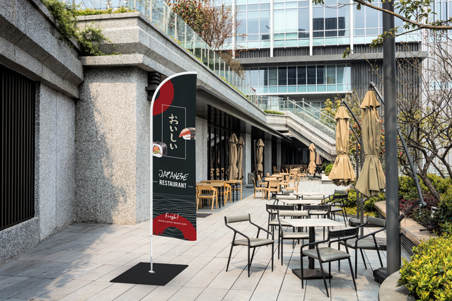 Alto espositore bandiera a lama con stampa brandizzata davanti a. Alta bandiera a lama personalizzata su terrazza ristorante. 4 altezze base acqua o acciaio Sprint24.