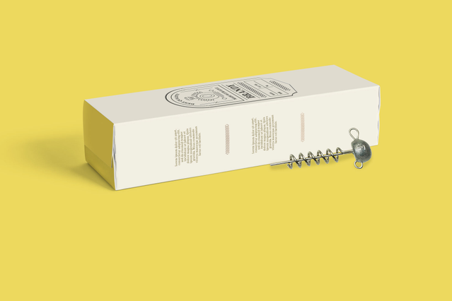 Un astuccio bottiglia vino in cartoncino rigido bianco personalizzato con design etichetta circolare vintage e pannelli descrizione prodotto sui lati, presentato con cavatappi su sfondo giallo. Ideale per cantine, enoteche e rivenditori di vino che cercano astucci per bottiglie brandizzati premium per valorizzare vini, prosecco e champagne — perfetti come confezioni regalo e veicolo promozionale …
