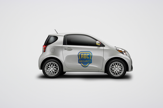 Questa auto compatta presenta un adesivo logo blu professionale, dimostrando come gli adesivi pubblicitari personalizzati trasformano i veicoli in potenti strumenti di marketing mobile. Ideali per piccole aziende, servizi di consegna e aziende locali, gli adesivi pubblicitari per auto offrono una visibilità ad alto impatto e un marchio professionale sulla strada. Perfetto per aumentare la consape…