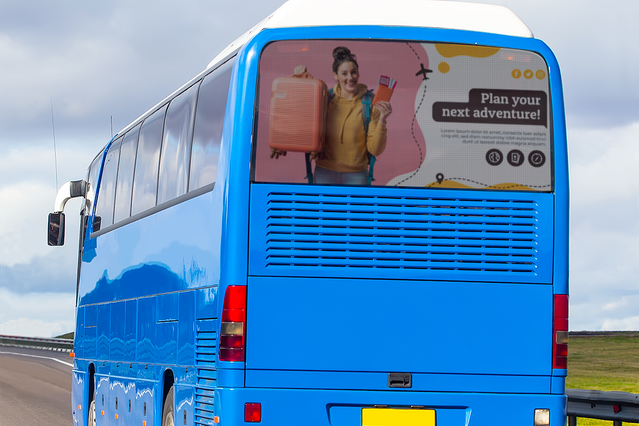 Questo esempio di applicazione di adesivo oneway mostra come il vinile oneway offre privacy e visibilità del marchio su veicoli di grandi dimensioni come autobus e pullman. Il design perforato consente la visibilità interna mentre blocca la vista esterna, ideale per la protezione dei passeggeri e la pubblicità commerciale. Perfetto per il branding della flotta e le soluzioni di privacy funzionali.