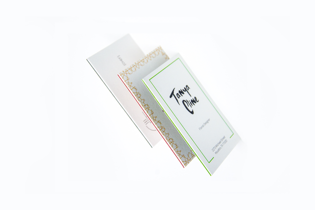 Biglietti da visita accoppiati con bordi colorati e costruzione multistrato spessa per stampa professionale. Ogni biglietto accoppiato mostra un design audace con accenti originali. Ordina i tuoi biglietti accoppiati di alta qualità da Sprint24 a prezzi vantaggiosi.