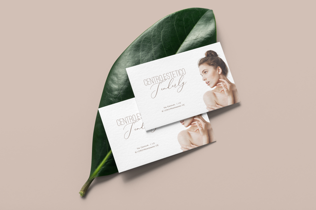 Biglietti professionali con design minimalista elegante e fotografia di professionista bellezza. Ideali per estetisti, centri estetica e professionisti del wellness. Completamente personalizzabili con logo e dettagli di contatto per stampa online di qualità premium.