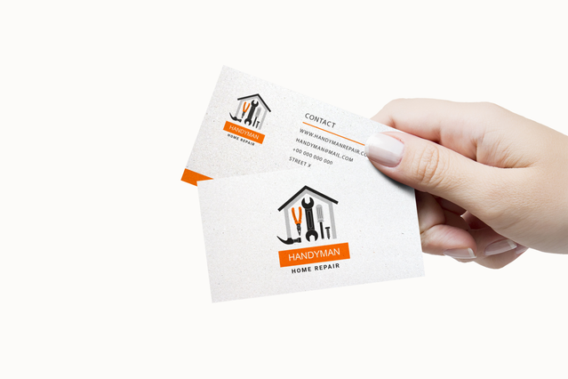 Biglietti da visita artigiano e riparazione domestica professionali con branding casa e attrezzi personalizzato. Ideali per operai edili e imprenditori che rafforzano la loro presenza professionale. Stampati su carta bianca premium con elementi di design arancioni e neri audaci per la massima visibilità.
