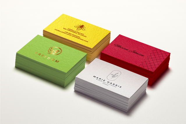 Una selezione professionale di biglietti da visita colorati in giallo, verde, bordeaux e bianco, mostrando le opzioni di colore vivace disponibili. Ogni biglietto mostra carta colorata di qualità premium con eccellente qualità di stampa, ideale per creare impressioni di marca memorabili. Personalizza e ordina i tuoi biglietti da visita colorati online con l'interfaccia semplice di Sprint24.
