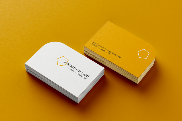 I biglietti da visita con fustellatura personalizzata e forme geometriche uniche presentano soluzioni di branding personalizzate. Questi stampati sagomati su misura sono ideali per fare una buona impressione professionale nelle iniziative di networking e marketing. Sprint24 offre un facile ordinamento online per stampati personalizzati di alta qualità con consegna rapida e notevoli risparmi.