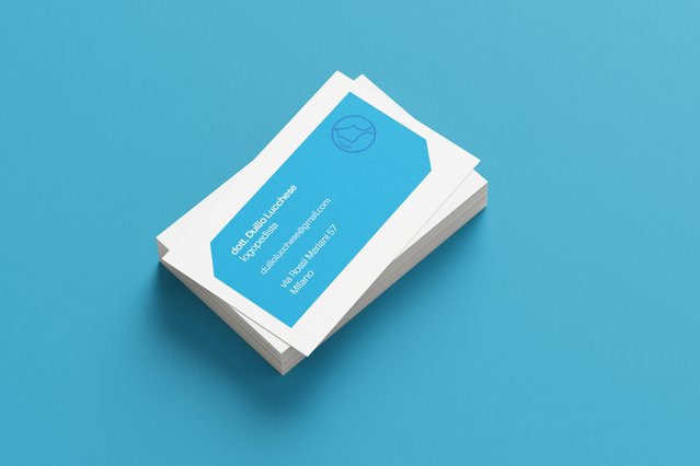 Biglietti da visita personalizzati per logopedisti con design professionale blu e i tuoi contatti. Questi biglietti stampati in alta qualità stabiliscono credibilità e fanno un'impressione duratura con clienti e partner di riferimento. Perfetti per far crescere il tuo studio di logopedia con opzioni di personalizzazione.