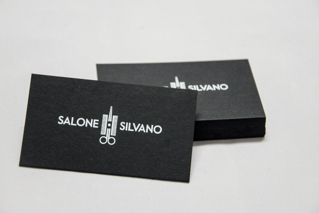 Biglietti da visita professionali in carta nera con stampa bianca elegante. Personalizzate con il vostro logo e informazioni di contatto per un'immagine premium e sofisticata. Perfetti per impressionare i vostri clienti con un design di lusso in cartoncino nero.