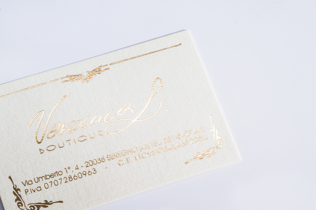 Biglietti da visita premium con stampa oro a caldo su carta acquerello avorio da 300 gr. Il design elegante mette in risalto gli accenti metallici perfetti per il branding di lusso e l'identità professionale. Questi biglietti stampati personalizzati offrono un impatto visivo distintivo con finiture a caldo di alta qualità.