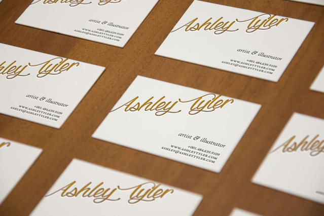 Biglietti letterpress con bassorilievo e profondità tattile distintiva. Stampa in rilievo elegante per cartoleria.