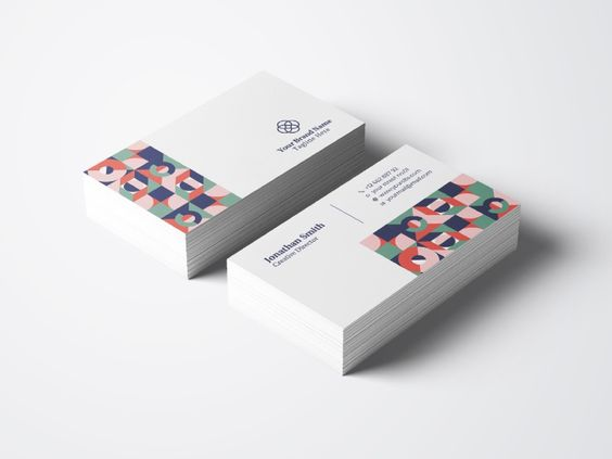Biglietti da visita professionali per geometri con motivi geometrici contemporanei e colori audaci e vibranti. Questi biglietti personalizzabili combinano design moderno e qualità di stampa premium, perfetti per architetti e designer che desiderano fare un'impressione duratura. Ideali per il networking, gli incontri con i clienti e l'affermazione di un'identità di marca professionale distintiva.
