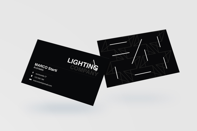 Biglietti da visita neri premium con motivi geometrici contemporanei, ideali per architetti e professionisti del design. Questi biglietti stampati di alta qualità presentano un branding sofisticato con tipografia elegante e linee raffinate. Personalizza online e ordina i tuoi biglietti professionali con il servizio di stampa Sprint24 a prezzi competitivi.