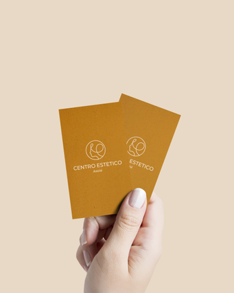 Eleganti biglietti da visita oro con branding personalizzato 'Centro Estetico', ideali per i centri di bellezza e le estetiste. Questi biglietti stampati di alta qualità offrono un modo premium per condividere le informazioni di contatto con i clienti. Perfetti per i professionisti della bellezza che cercano biglietti personalizzati e eleganti per rappresentare il loro centro con sofisticatezza.