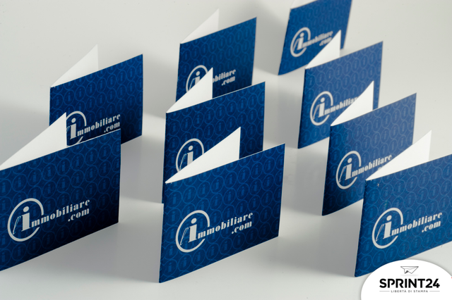 Biglietti da visita pieghevoli blu scuro con interno bianco, perfetti per i disegni doppi professionali. Il logo L'Immobiliare su cartoncino premium offre il doppio dello spazio per i vostri dati. Soluzione ideale per le aziende che cercano biglietti pieghevoli sofisticati e memorabili.