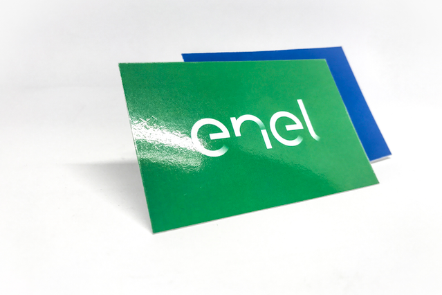 Biglietti da visita plastificati professionali presentati in verde e blu vibranti con tipografia di marca moderna e design con testo bianco. I biglietti mostrano una finitura lucida plastificata che offre qualità premium e durabilità. Esempio ideale dei servizi di stampa online di Sprint24 per biglietti da visita plastificati personalizzati.