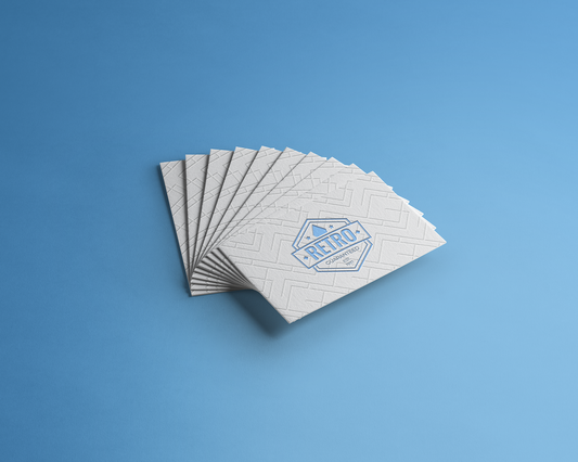 Biglietti letterpress di alta qualità con design geometrico in bassorilievo cieco su carta cotone 600gr. L'incisione cieca crea un effetto tattile sofisticato e raffinato. Perfetto per biglietti da visita di lusso che trasmettono eleganza e qualità straordinaria.