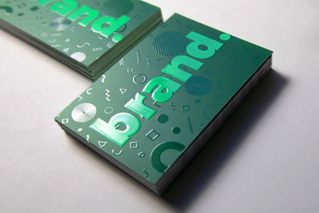 Biglietti da visita plastificati con verniciatura UV lucida per colori vivaci e finitura professionale.