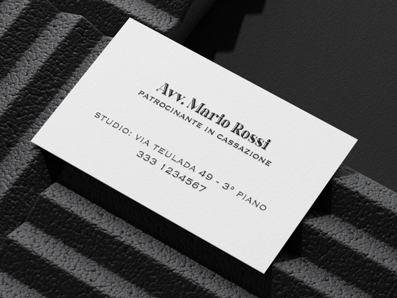 Questo biglietto da visita a rilievo presenta una stampa termografica professionale con lettere in rilievo tactile che crea un impatto impressionante. La tecnica di stampa in rilievo aggiunge eleganza e sofisticatezza alle tue carte, perfetta per i professionisti degli affari e i dirigenti. Ordina i tuoi biglietti a rilievo online oggi e goditi una stampa conveniente ed economica con risultati pr…