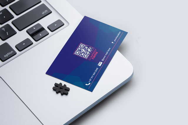 Biglietto da visita professionale blu con un codice QR in primo piano, ideale per connettere direttamente i tuoi clienti ai tuoi contenuti digitali. Stampati con materiali di alta qualità, questi biglietti da visita personalizzati con codici QR aiutano a modernizzare i tuoi sforzi di networking e marketing. Perfetto per le aziende che desiderano combinare la stampa tradizionale con l'engagement d…