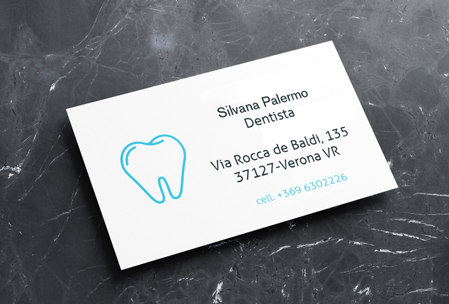 Biglietto da visita professionale bianco con icona minimalista di dente blu, progettato specificamente per i professionisti dentali. Questo design pulito mette in risalto le informazioni di contatto rafforzando l'identità del vostro marchio dentale. Perfetto per il coinvolgimento dei pazienti con la qualità di stampa online garantita di Sprint24.