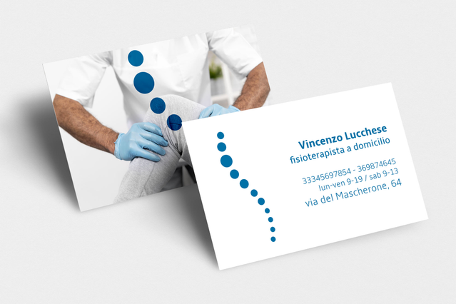 Un biglietto da visita orizzontale bianco per 'Vincenzo Lucchese, fisioterapista a domicilio' con un'illustrazione blu della colonna vertebrale e una foto di un trattamento fisioterapico. I biglietti da visita personalizzati per fisioterapisti e osteopati con immagini mediche e dati di contatto chiari aiutano i professionisti della salute a costruire la fiducia dei pazienti e a distinguersi in un…