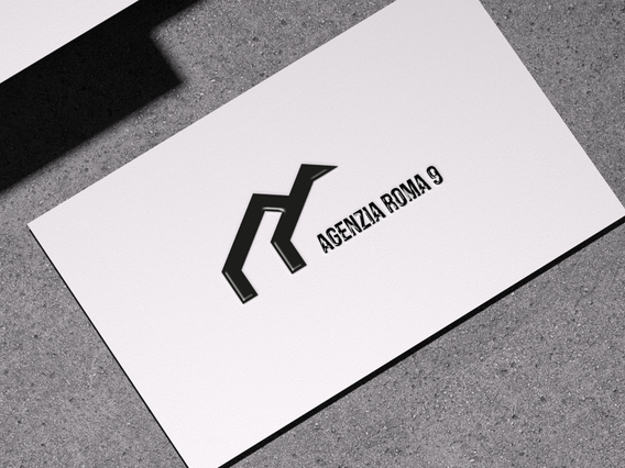 Scopri l'impatto dei biglietti da visita in rilievo con dettagli di embossing raffinati e effetto pressione. Questo esempio di design minimalista mostra come la doratura a caldo e il rilievo elevino la tua identità di marca. Perfetto per creare biglietti professionali memorabili che si distinguono in qualsiasi contesto aziendale.