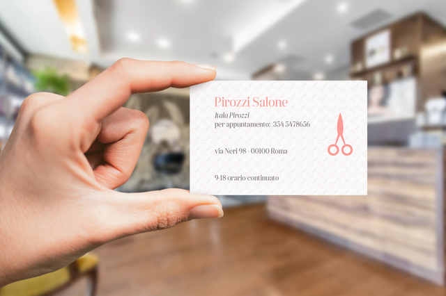 Esempio di biglietto da visita professionale per parrucchiera presentato in un ambiente salon moderno. Le carte personalizzate sono essenziali affinché i proprietari di saloni e gli stilisti condividano le informazioni di contatto e costruiscano relazioni durature con i clienti. Design di alta qualità disponibili per la stampa online con prezzi convenienti e opzioni di personalizzazione facili.