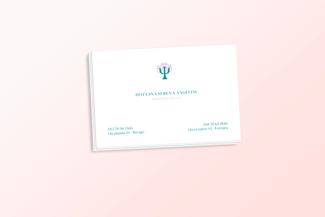 Biglietti da visita professionali per psicoterapeuti con un distintivo logo della psicologia e un design pulito e moderno. Perfetti per stabilire credibilità con i clienti e condividere le informazioni di contatto essenziali. La stampa ad alta qualità garantisce che il tuo studio di terapia faccia una forte prima impressione.