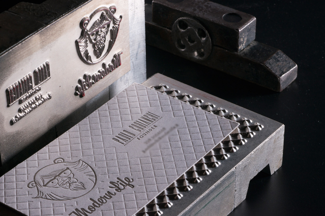Biglietto letterpress elegante con bassorilievo a secco su carta cotone 600g premium, caratterizzato da blind embossing sofisticato. Il design in rilievo dimensionale dimostra la qualità raffinata perfetta per la cartoleria di lusso.