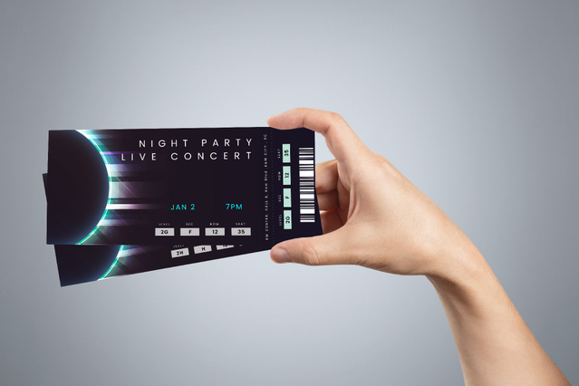 Un biglietto numerato personalizzato per 'Night Party Live Concert' con design lunare stilizzato scuro e codice a barre, tenuto in mano su sfondo grigio. Sprint24 stampa biglietti numerati personalizzati con numerazione progressiva, perforazione e sistema anti-contraffazione — perfetti per eventi, concerti e gestione sicura degli ingressi.